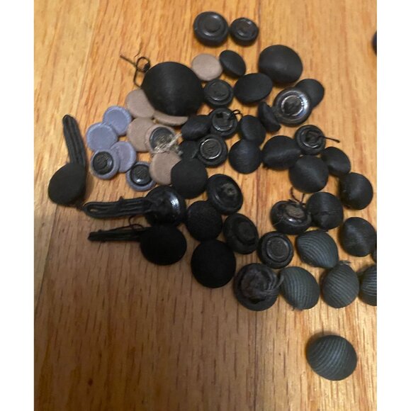 Vintage and Antique Silk and Fabric Buttons Various Sizes - Picture 3 of 6